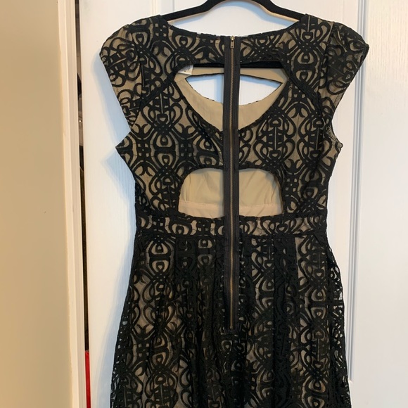 ‼️3/$30‼️ Tan and black dress - Picture 2 of 4